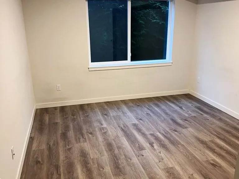 446 NE Izett St — Photo 5