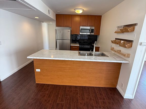 5th image of 2100 Beloit Ave #312