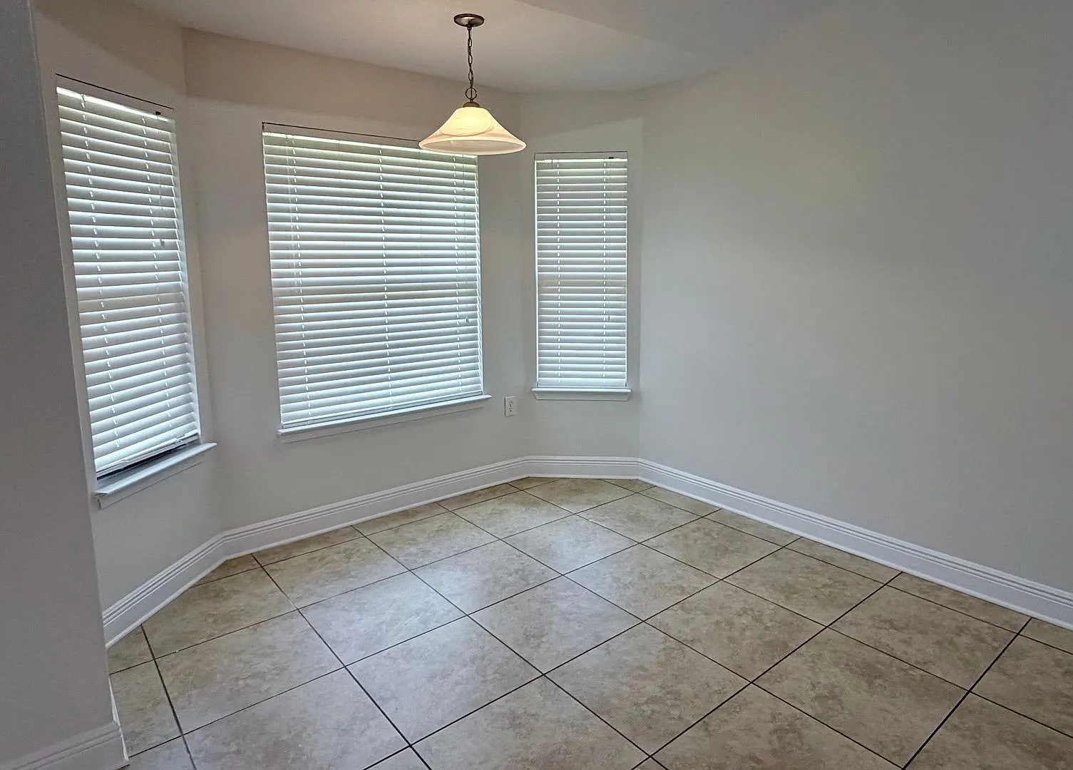 Spacious 4-Bedroom Home - Great Location — Photo 3