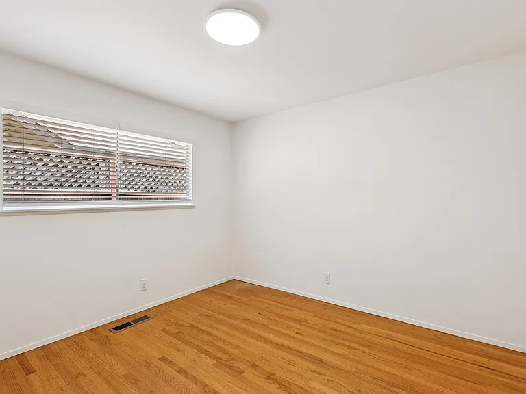 962 Addison Ave — Photo 6