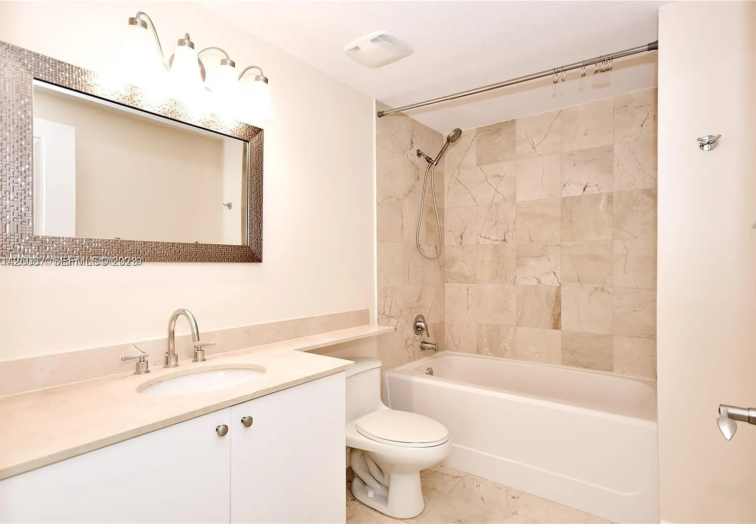 2 bed, 942 sqft, $3,300 — Photo 3