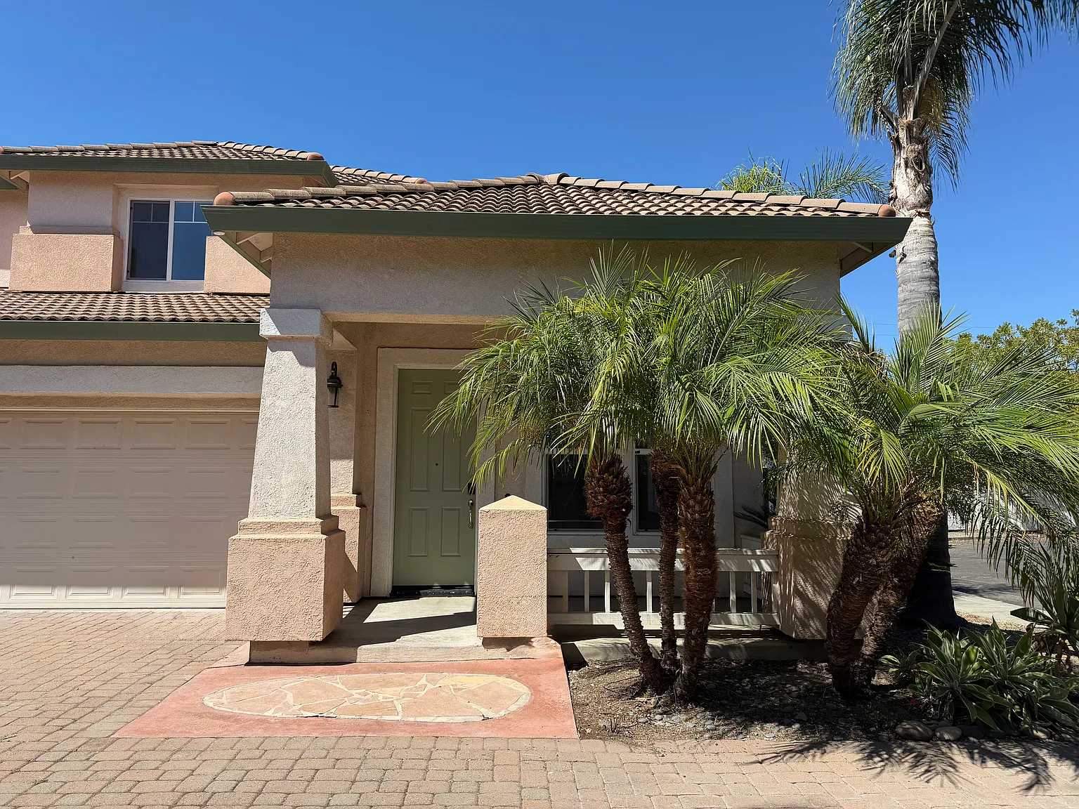 4 bed, 2000 sqft, $4,950 — Photo 3