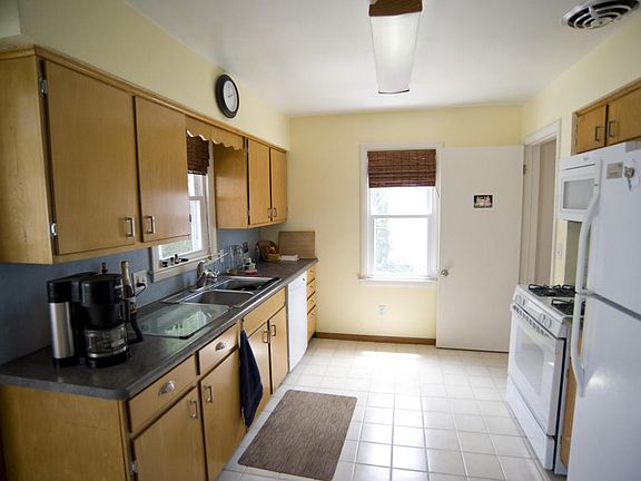 2nd image of 1460 Emerald Ave NE