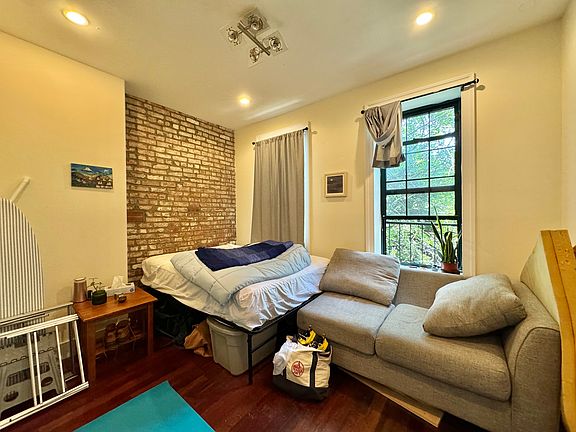 2nd image of 1011 Pacific St #2C