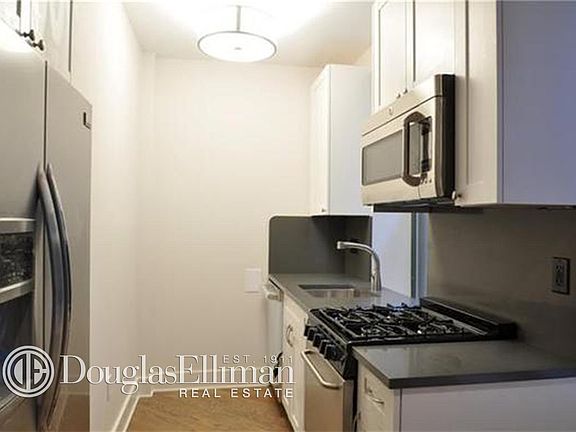 4th image of 224 E 70th St APT 15