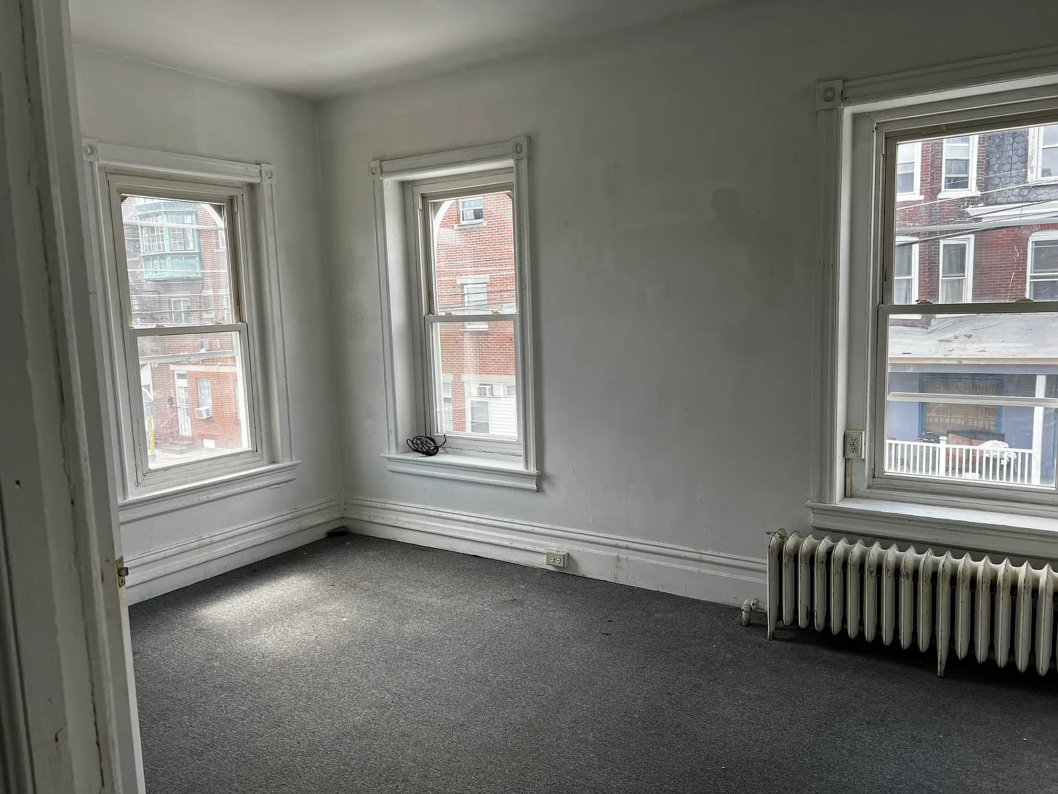 5 bed, 1.5 bath, 2336 sqft, $2,000 — Photo 3