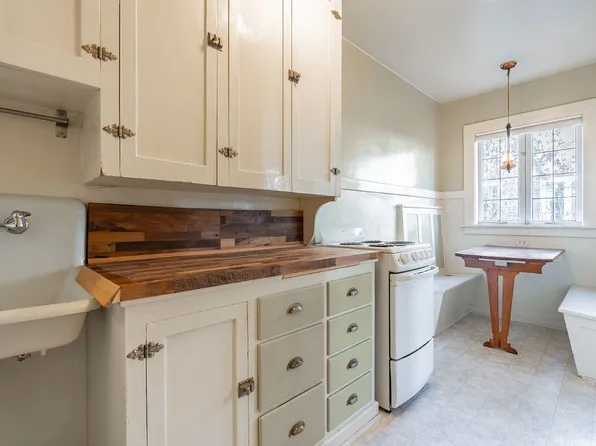 Broadway Court, 425-435 10th Ave E #12, Seattle, WA 98102