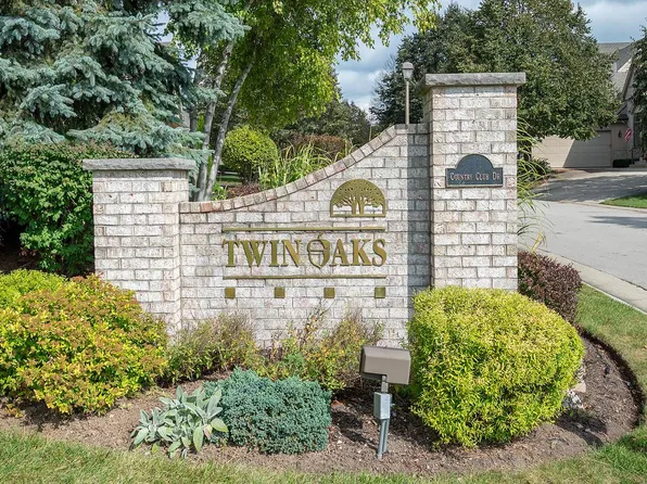 8629 South Country Club DRIVE, Franklin, WI 53132