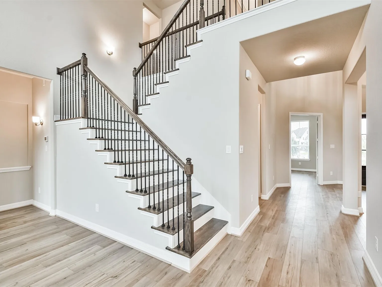 4 bed, 3.5 bath, 3320 sqft, $3,950 — Photo 4