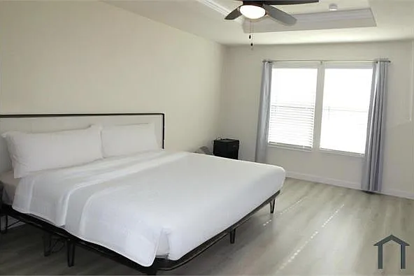 5 bed, 2118 sqft, $3,200 — Photo 2