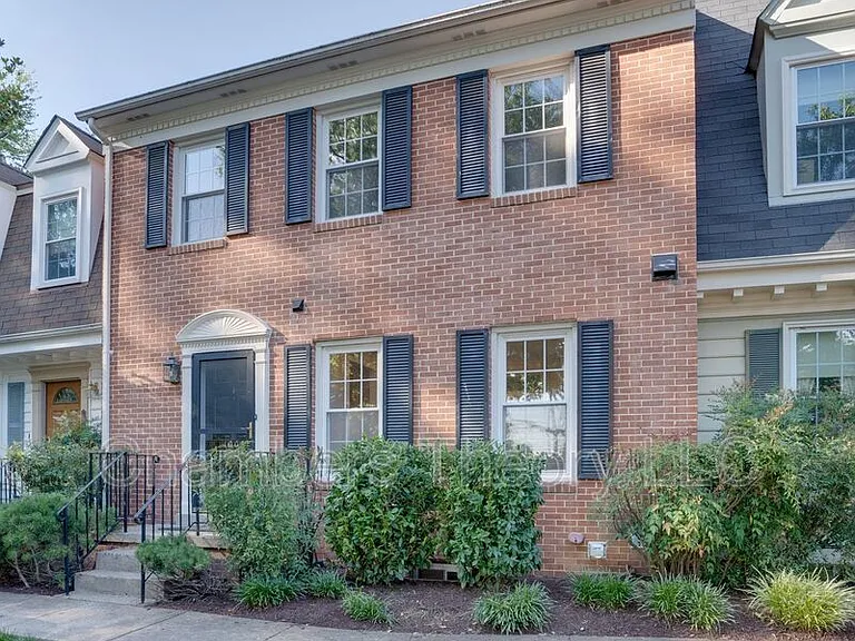 1003 Jennifer Ln — Photo 1