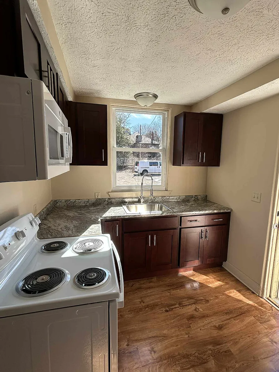Photo 1 of 10 - 459 W 3rd St #1 - Mansfield, OH Primary Photo - 459 W 3rd St #1