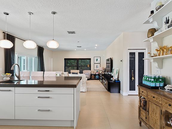 5th image of 560 Royal Poinciana Ct