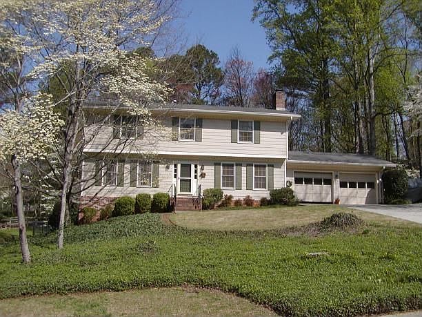 Meticulously maintained on quiet street