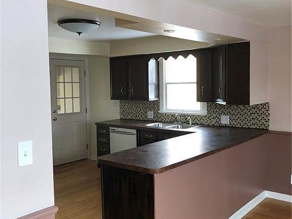 5th image of 74 Chesterfield Dr