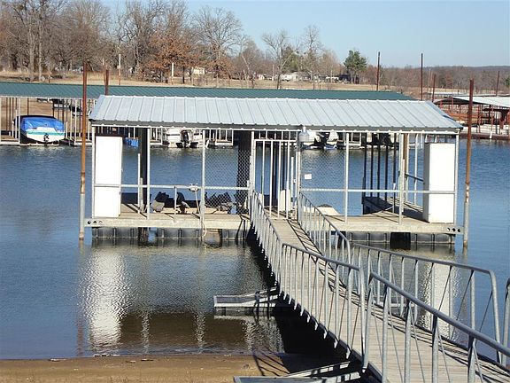 2 Stall Dock w/Lifts