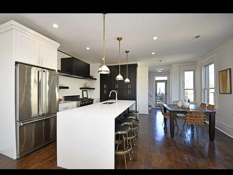 216 E 8th St #2 — Photo 9