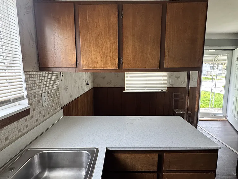 23528 Columbus Ave — Photo 8