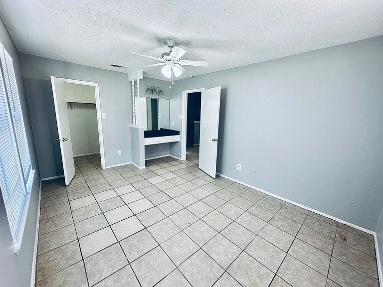 5305 Woodland Oaks Ct — Photo 2