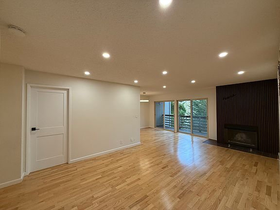 5th image of 303 Philip Dr APT 205