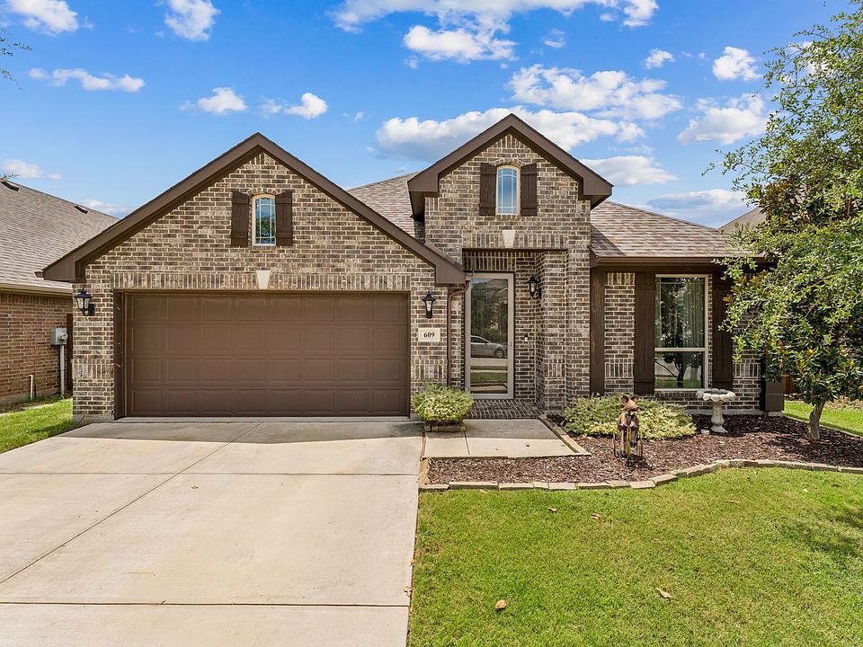 1st image of 609 Fox View Dr