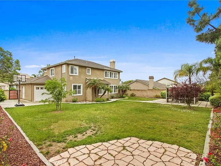 823 Canterbury Ln — Photo 34