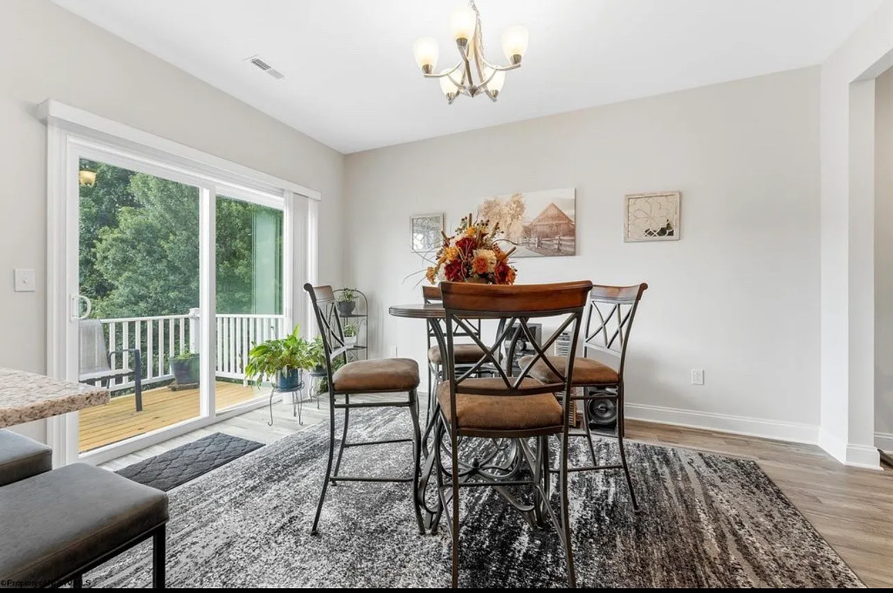 3 bed, 2.5 bath, 1940 sqft, $2,050 — Photo 4