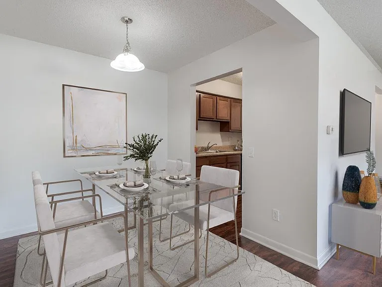 Creek Hill Apartment Homes — Photo 10