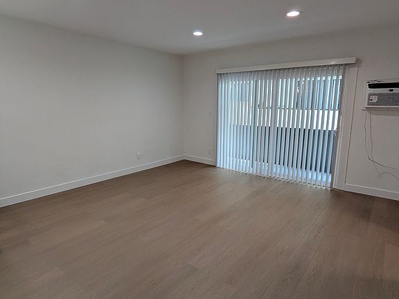 3rd image of 11032 Moorpark St APT 5