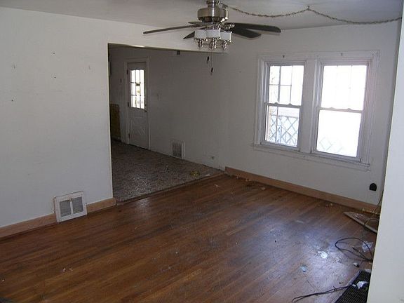 3rd image of 2030 N Hawthorne Ave