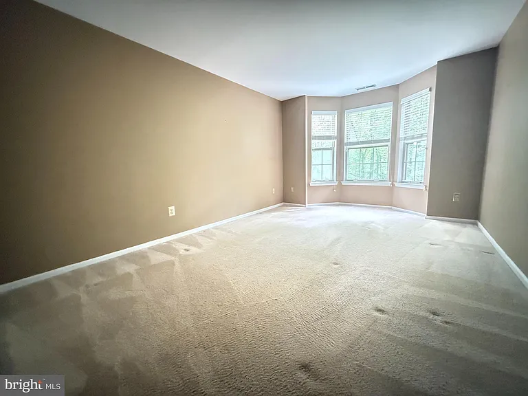 3705 Waltham Ct — Photo 6