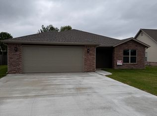 1002 Poplar Ln, Grove, OK 74344