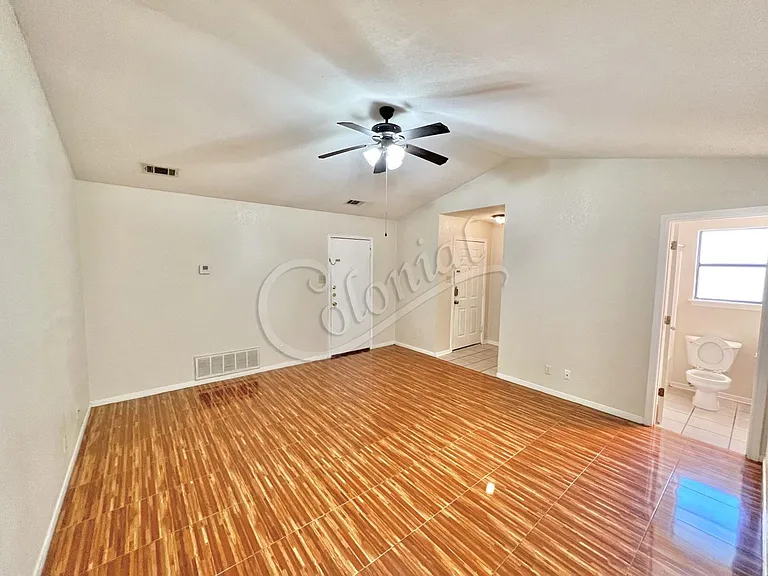 1004 W Avenue B — Photo 8