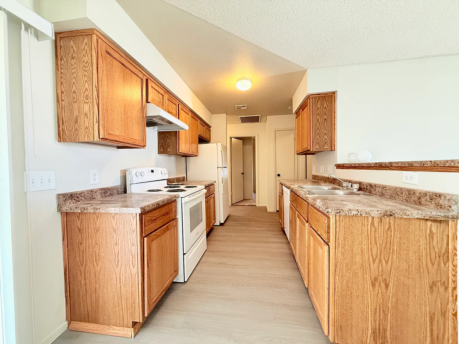 3 bed, 1070 sqft, $1,575 — Photo 2