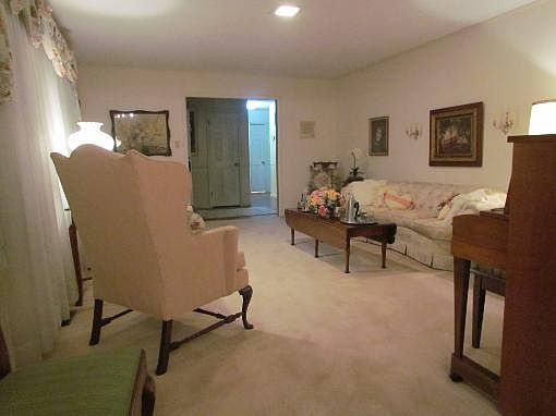 5th image of 2406 S Park Dr