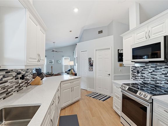4th image of 1225 SW 34th Ter