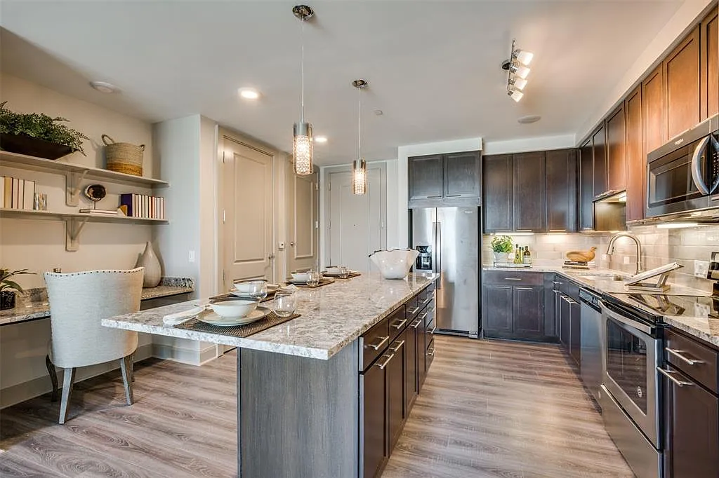 1 bed, 1.0 bath, 663 sqft, $1,323 — Photo 3