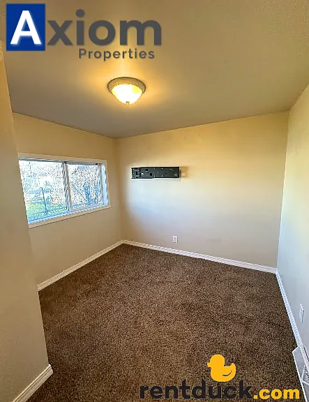 3 bedroom 1 bathroom home with large fenced yard! — Photo 15