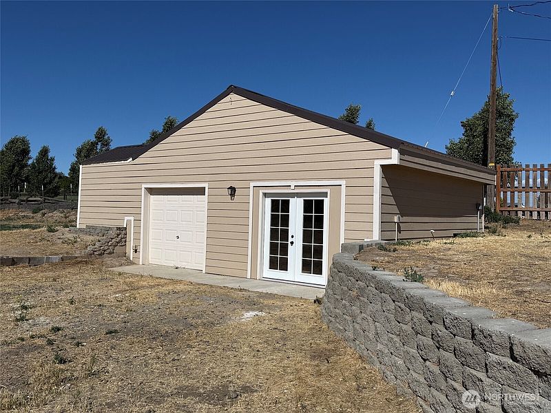 4th image of 990 Lancaster Road