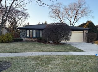 7700 Appletree Ln, Willowbrook, IL 60527