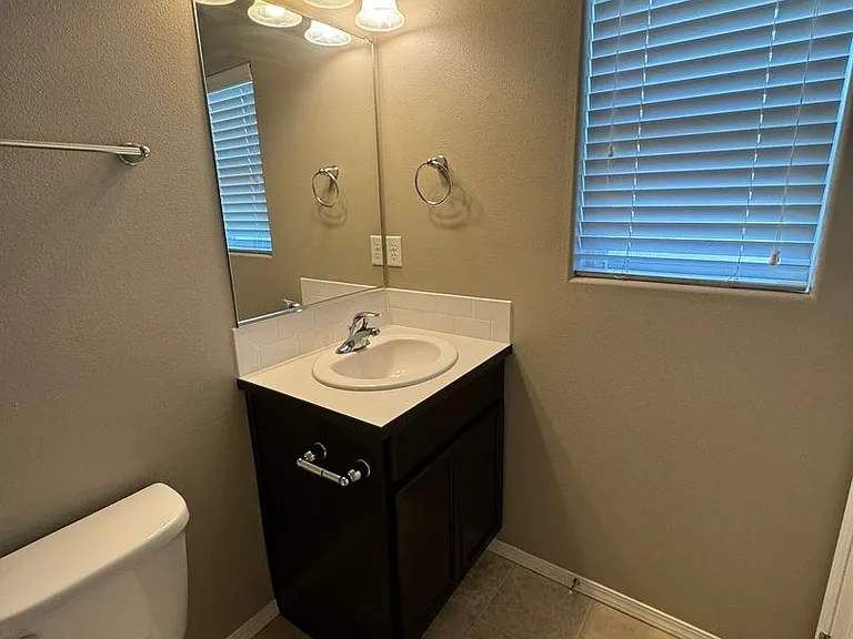 995 N Pacific Hwy #99 — Photo 16