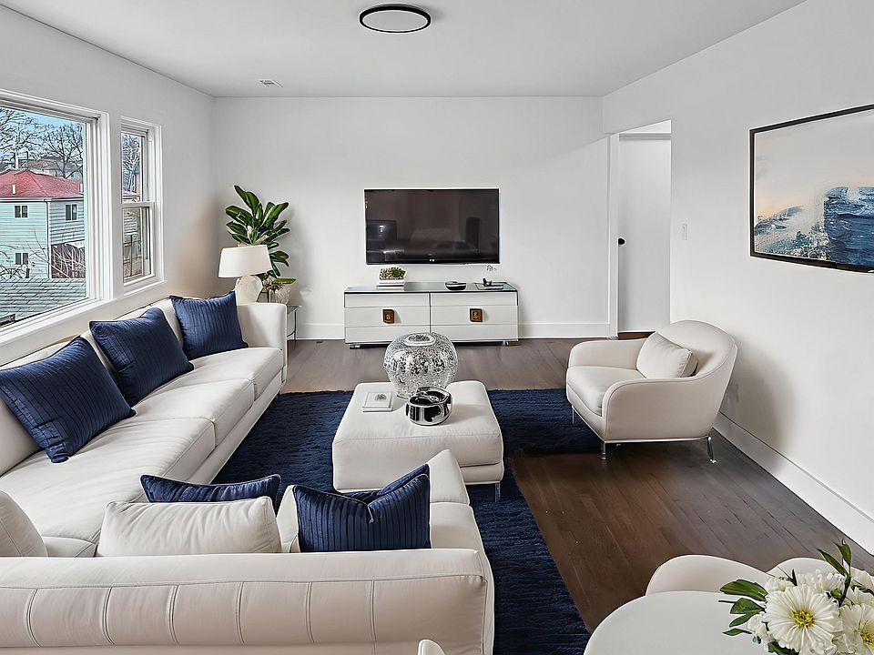 MASSIVE LIVING ROOM (STAGED)