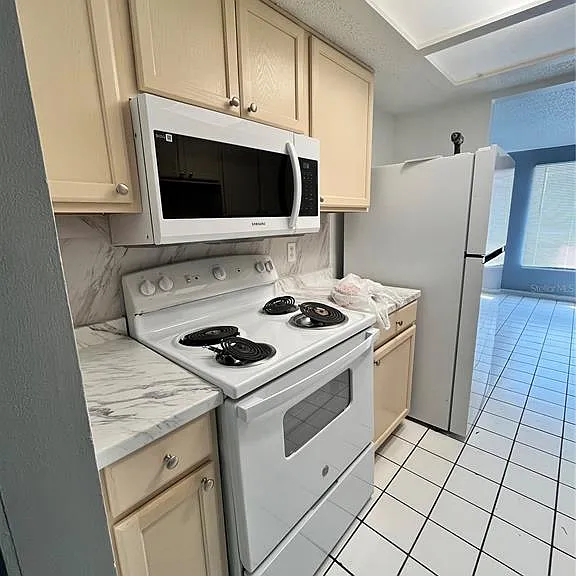 4918 Silver Oaks Vlg #F — Photo 7