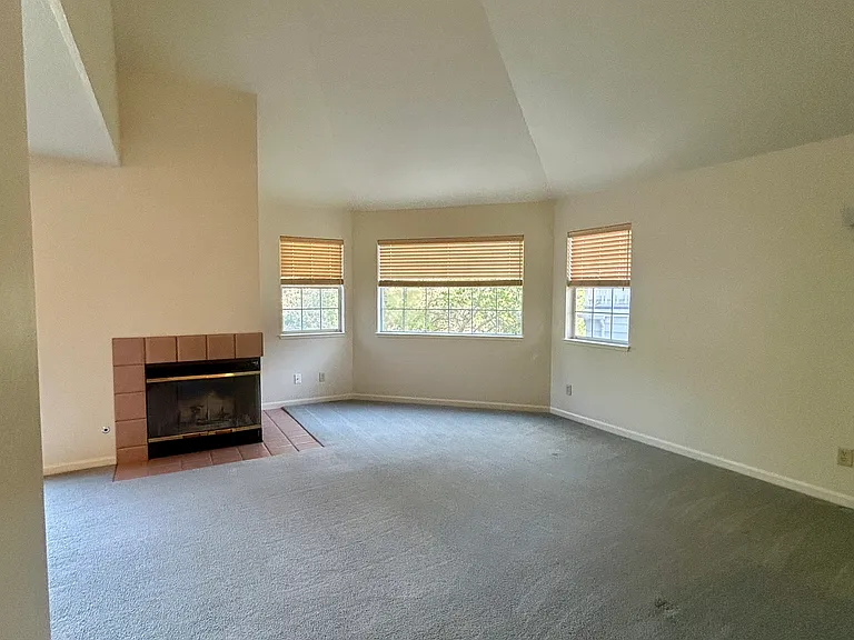 806 Isbel Ct — Photo 7