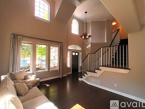3rd image of 1364 N Park Dr