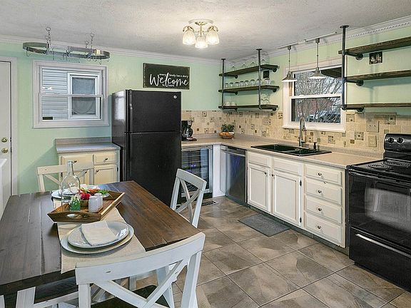 3rd image of 3321 Canary Ave
