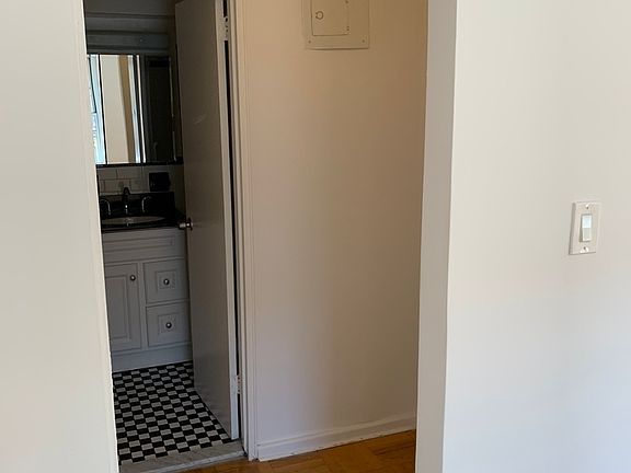 4th image of 34-43 Crescent St #1E