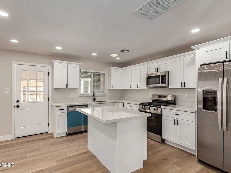 818 W Elna Rae St — Photo 37