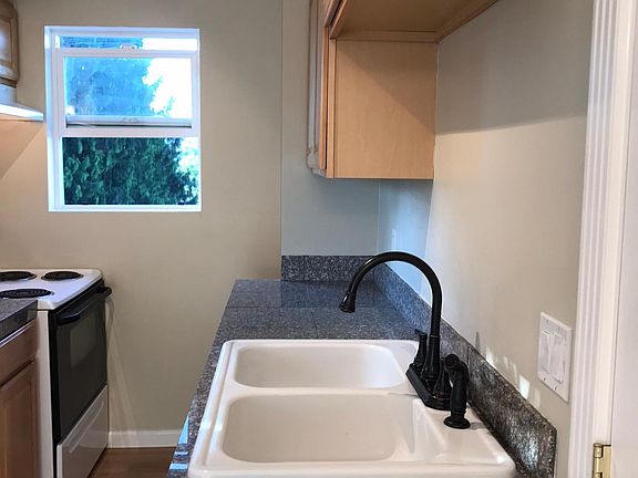 2nd image of 925 Highland Ave #5