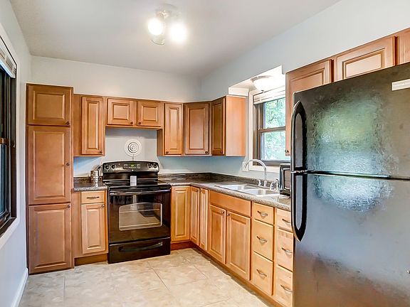 3rd image of 837 Fairhaven Dr